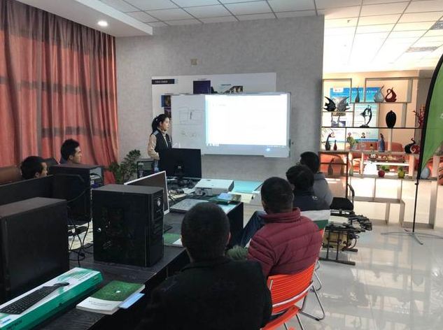 戎夢雅在推廣無人機植保.png 戎夢雅在推廣無人機植保.png